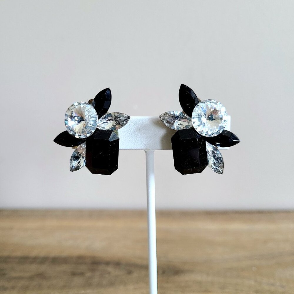 Large Lucite/plastic black and clear glass 1980s clip on earrings.